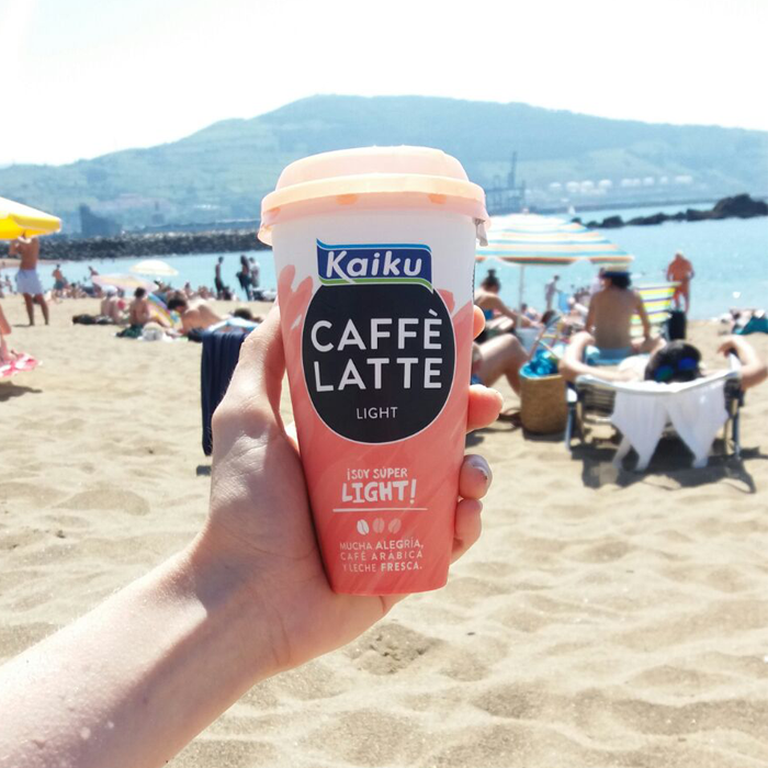 Kaiku Caffè Latte en la playa de Arrigunaga
