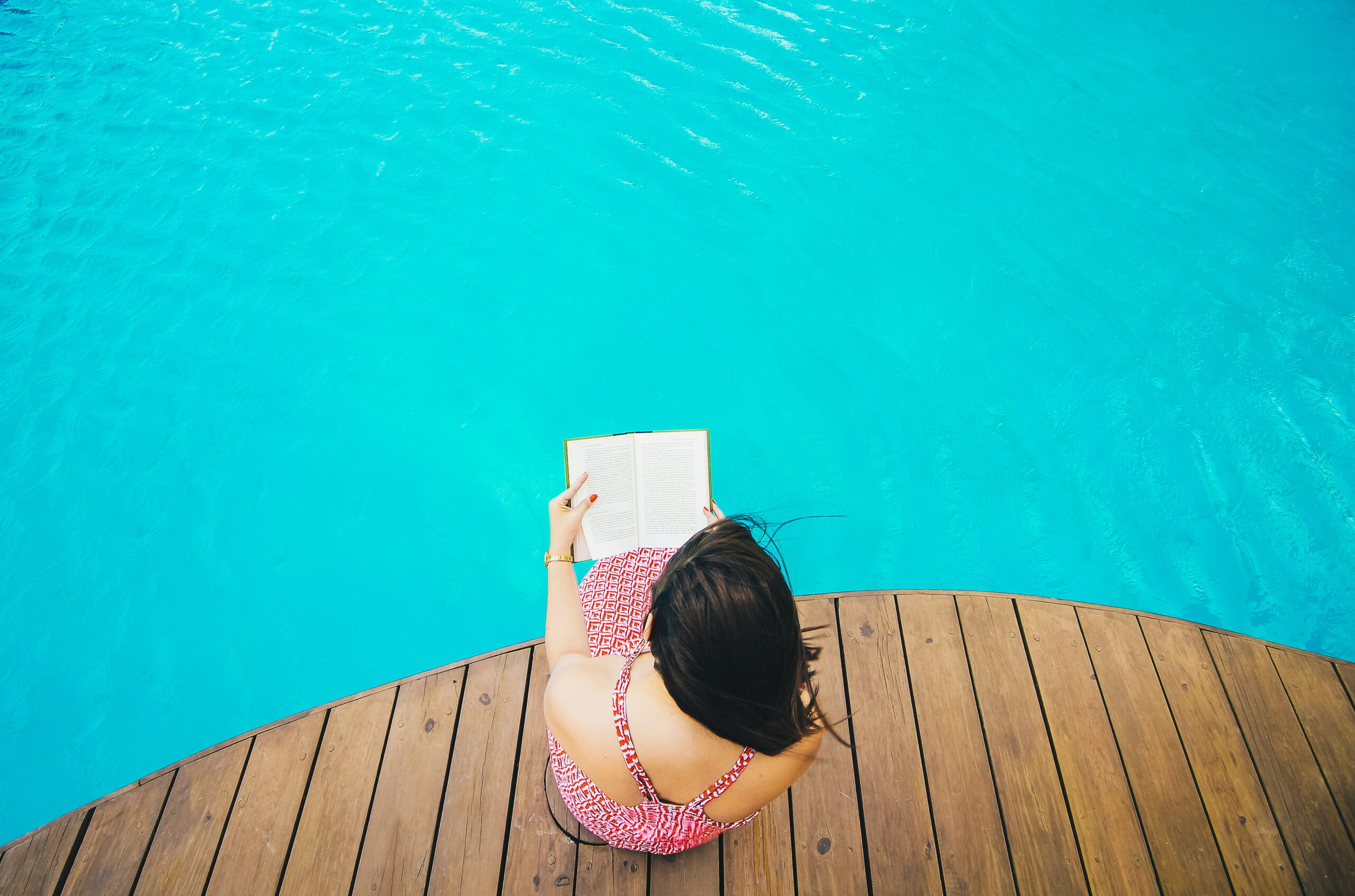 5 libros perfectos para acompañar tus chapuzones en la piscina